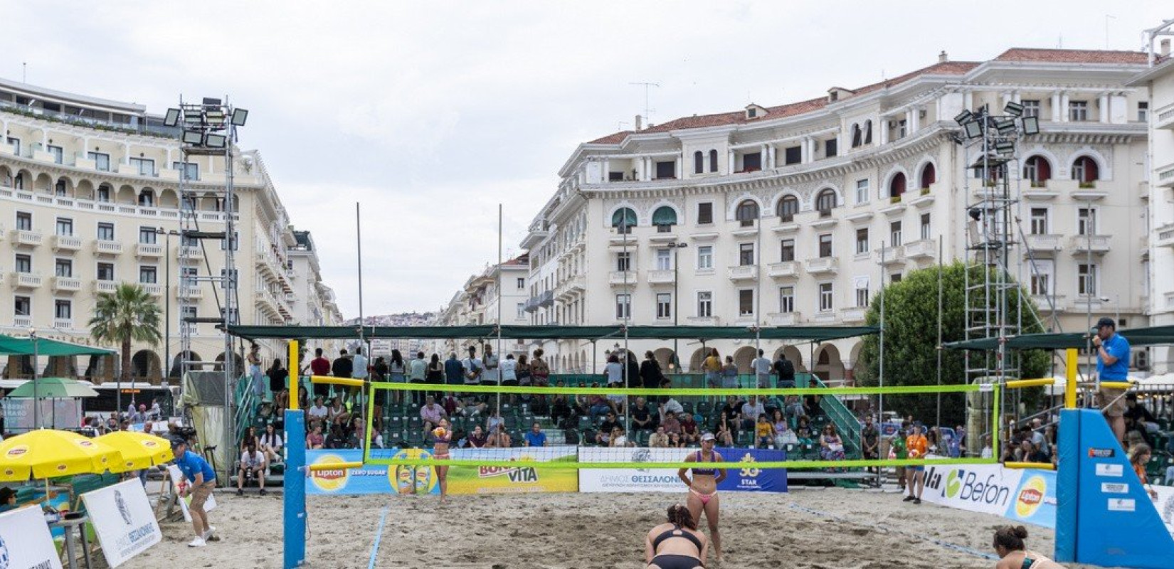 Live από τη Θεσσαλονίκη: Με τους αγώνες του κυρίως ταμπλό συνεχίζεται το τουρνουά μπιτς βόλεϊ στην πλατεία Αριστοτέλους