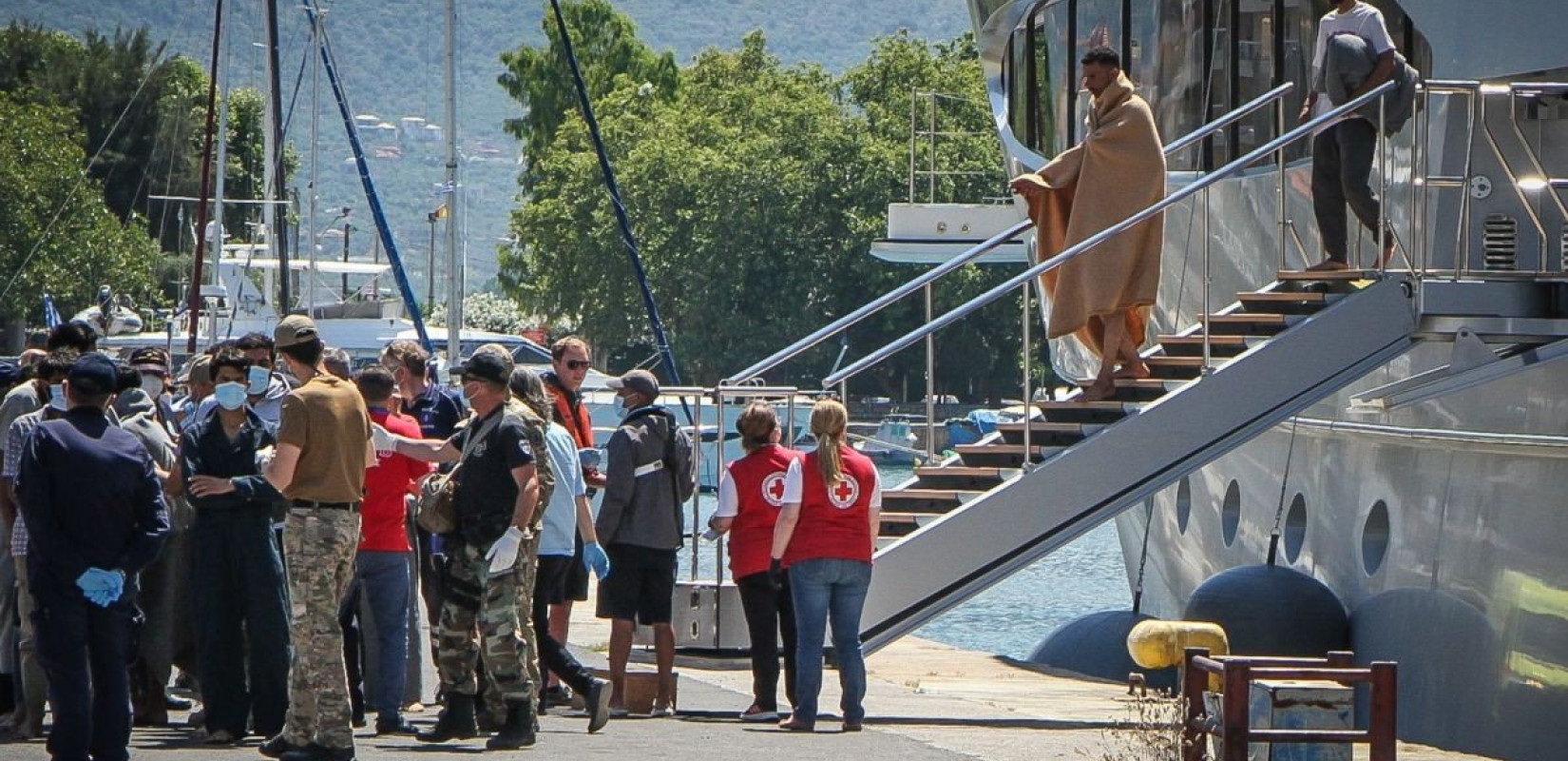 Ναυάγιο στην Πύλο: Στους 78 οι νεκροί - Ψάχνουν εναγωνίως τους δικούς τους ανθρώπους με μηνύματα και φωτογραφίες (βίντεο)