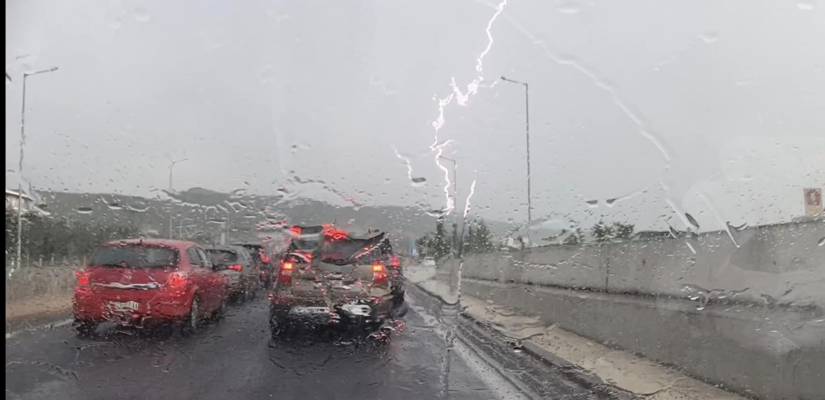 Θεσσαλονίκη: Κυκλοφοριακό χάος στους δρόμους έφερε η καταιγίδα (βίντεο)