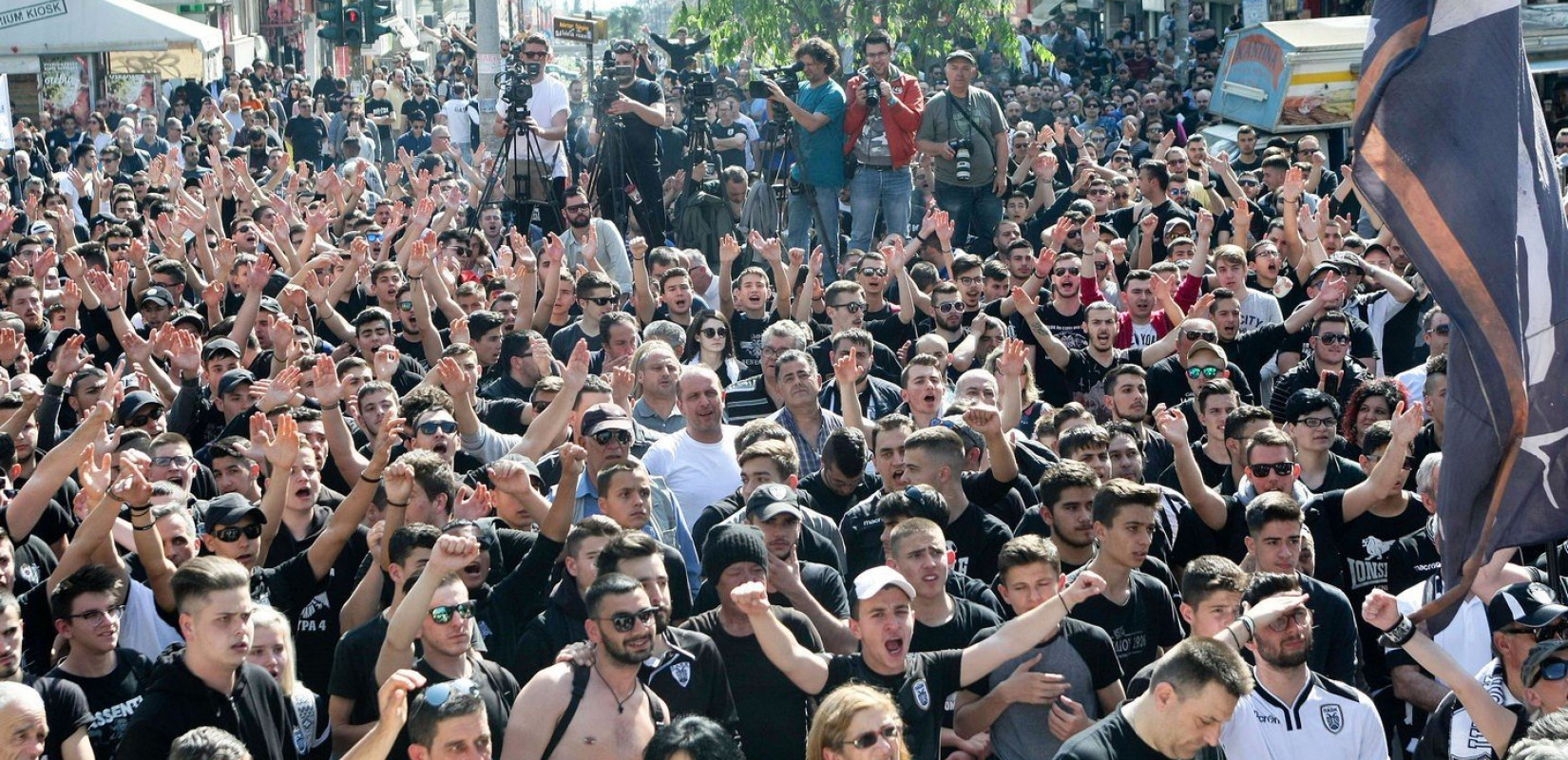 Οι οπαδοί του ΠΑΟΚ σπάνε το απαγορευτικό της Αστυνομίας - Συγκέντρωση στην Καμάρα και πορεία προς το «Μακεδονία Παλλάς» και την Τούμπα