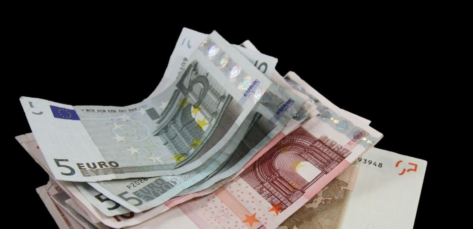 Αντίστροφη μέτρηση για αυξήσεις σε κατώτατο, επιδόματα και κλαδικούς μισθούς