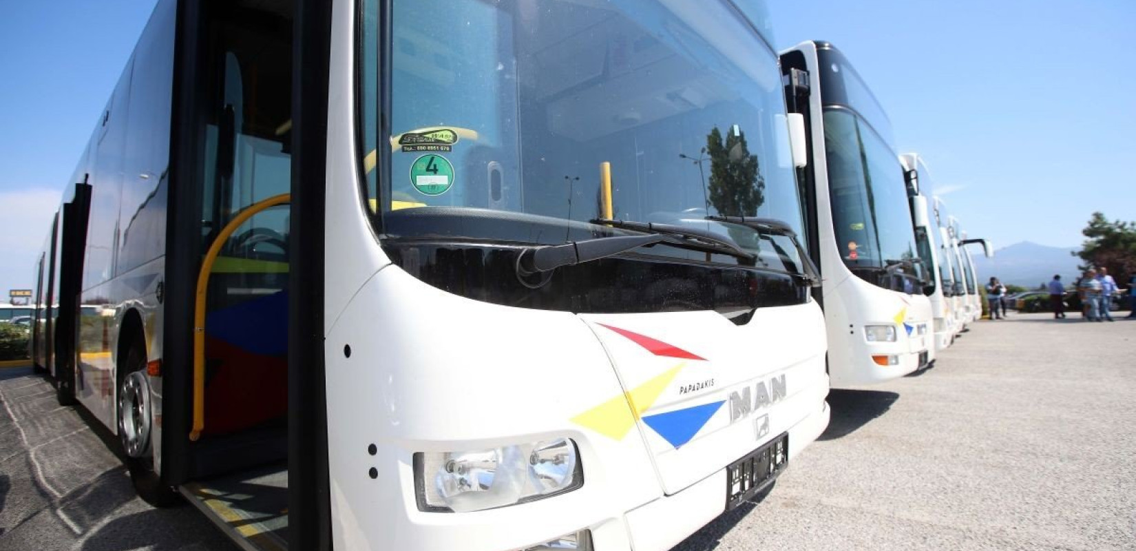 Θεσσαλονίκη: Έσπασαν με κλωτσιά το τζάμι της καμπίνας οδηγού του ΟΑΣΘ επειδή δε τους άφησε να καπνίσουν