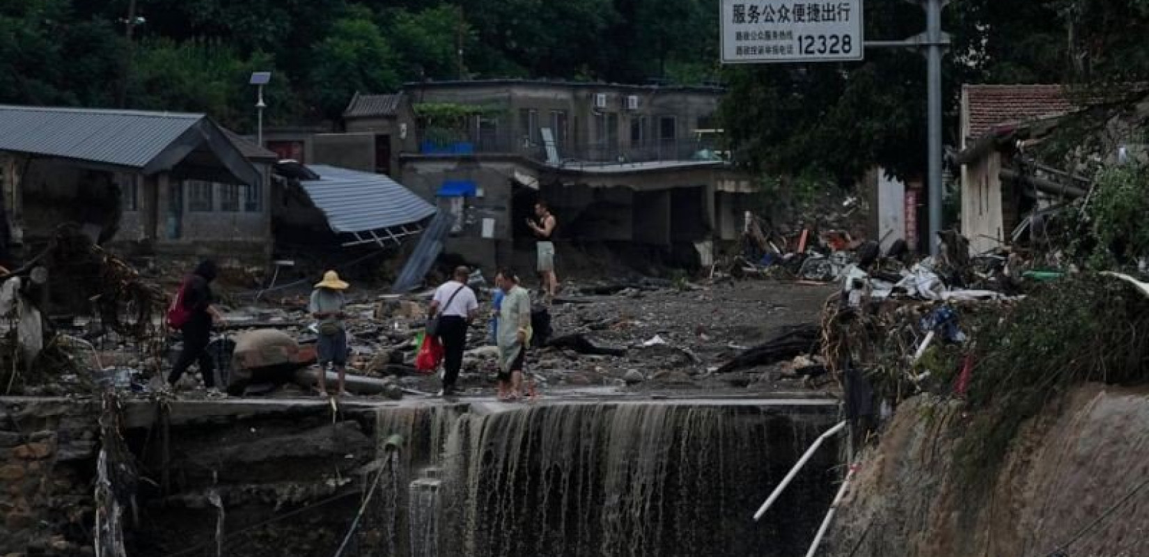 Πεκίνο: 11 νεκροί και 27 αγνοούμενοι από τις πλημμύρες και τις κατολισθήσεις