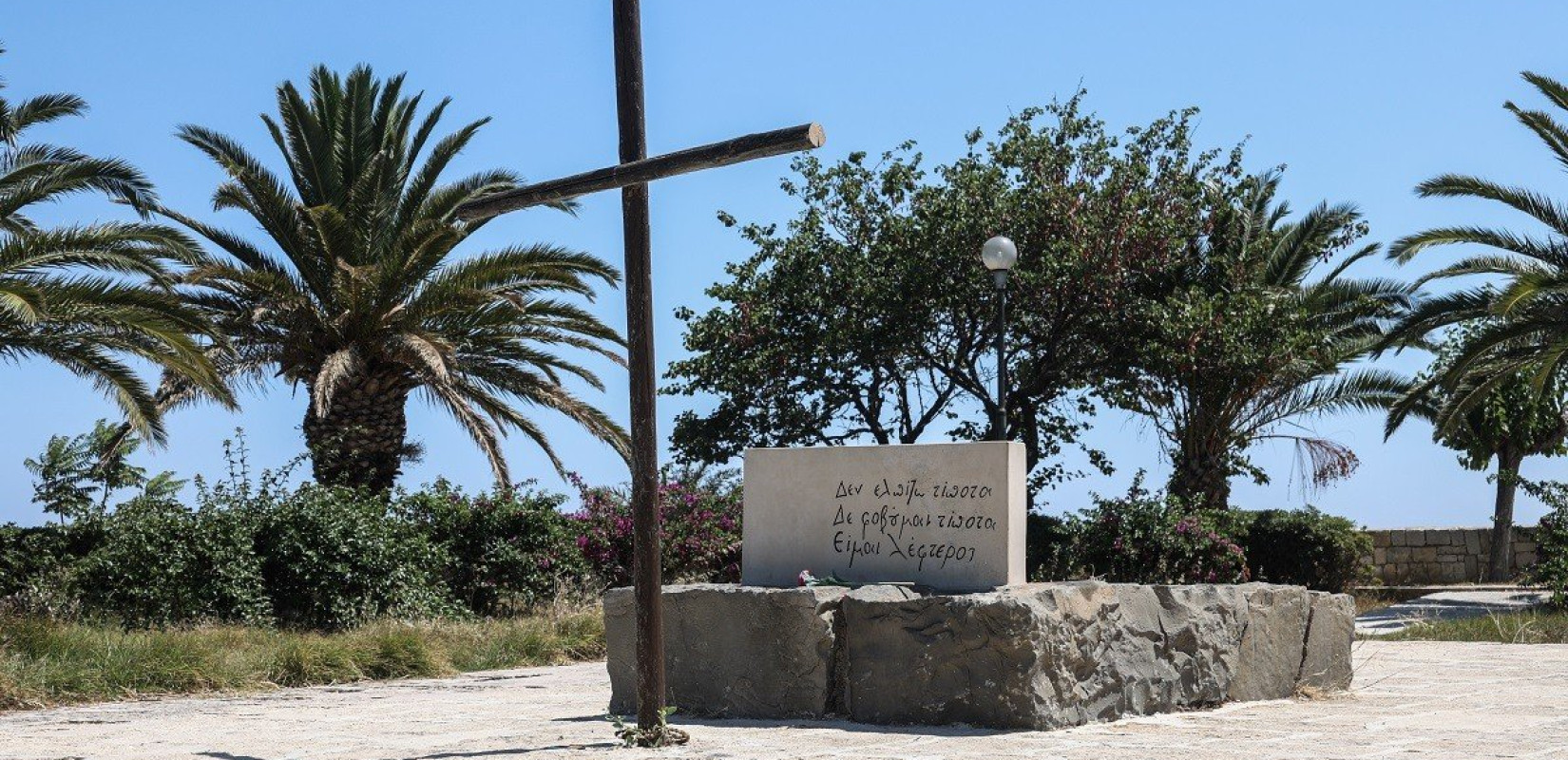 Ηράκλειο: Αποκαταστάθηκε ο βανδαλισμός στον τάφο του Καζαντζάκη (φωτ.)
