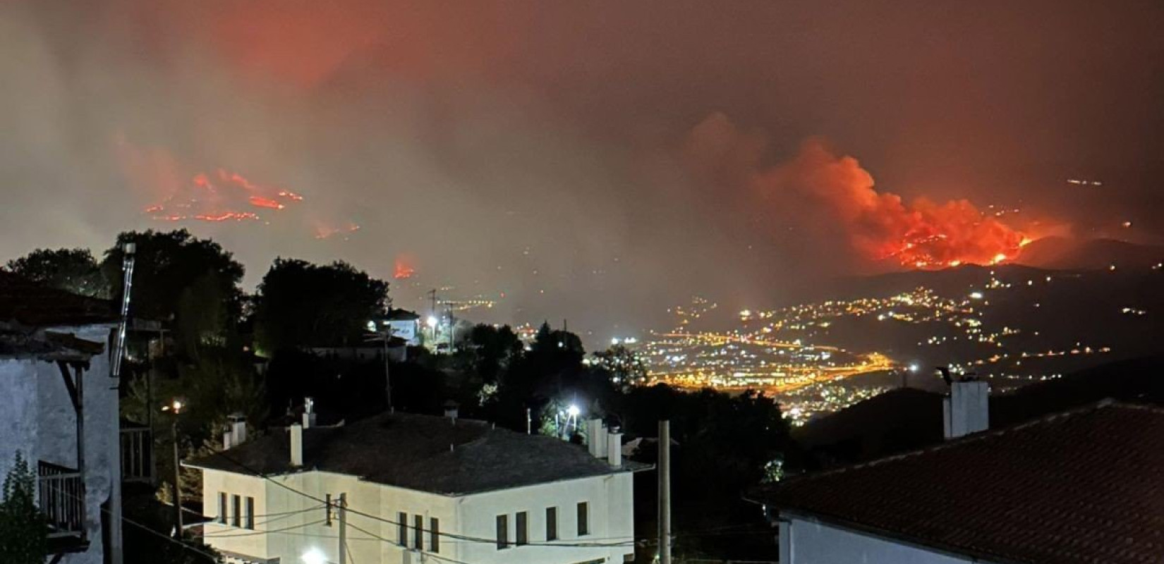 Νύχτα αγωνίας στον Βόλο - Μάχη στα Γλαφυρά και στα Μελισσάτικα - Πέρασε από τη ΒΙΠΕ Β' η φωτιά - Δείτε εικόνες και βίντεο