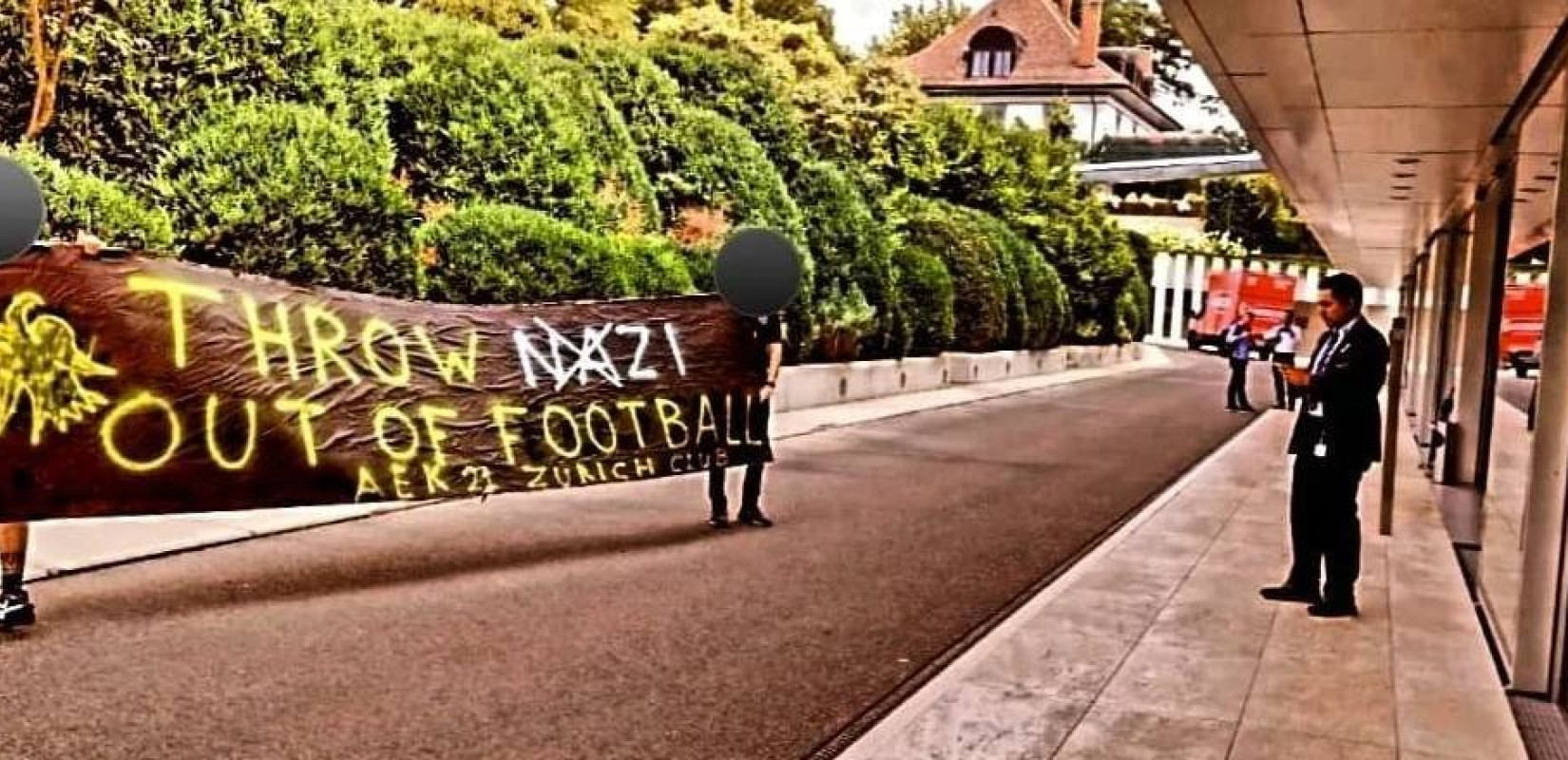 Οπαδοί της ΑΕΚ ανήρτησαν πανό διαμαρτυρίας στα γραφεία της UEFA - Δείτε φωτογραφίες