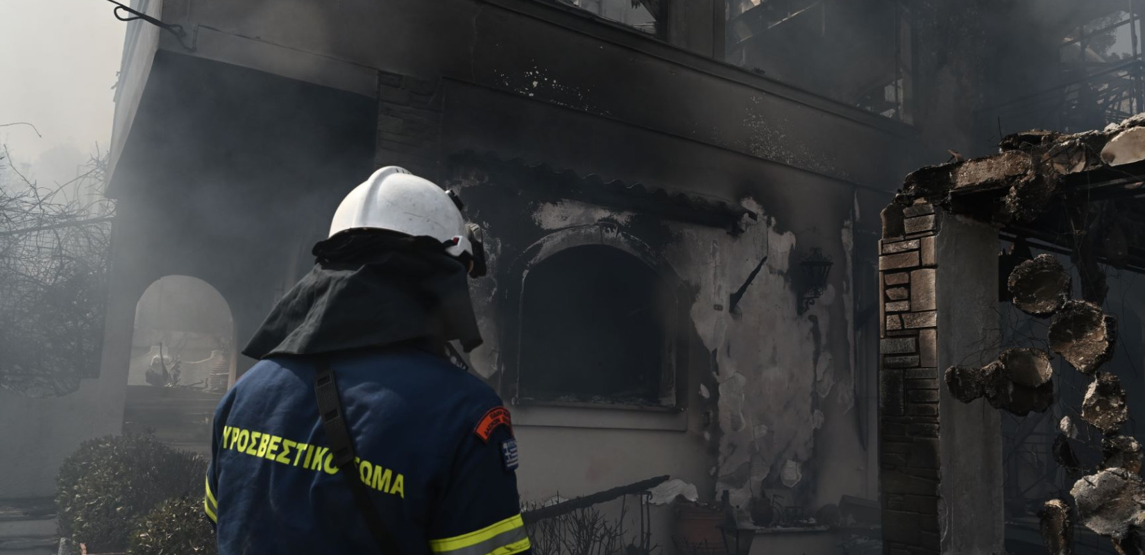 Μεγάλη αναζωπύρωση στην Πάρνηθα: Ξεφεύγει πάλι η φωτιά καίγοντας σπίτια (βίντεο)