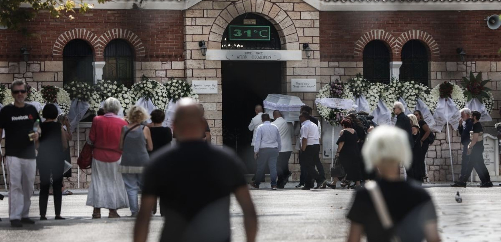 Ανείπωτη οδύνη στην κηδεία του 11χρονου που πνίγηκε στους Φούρνους Ικαρίας (φωτ.)