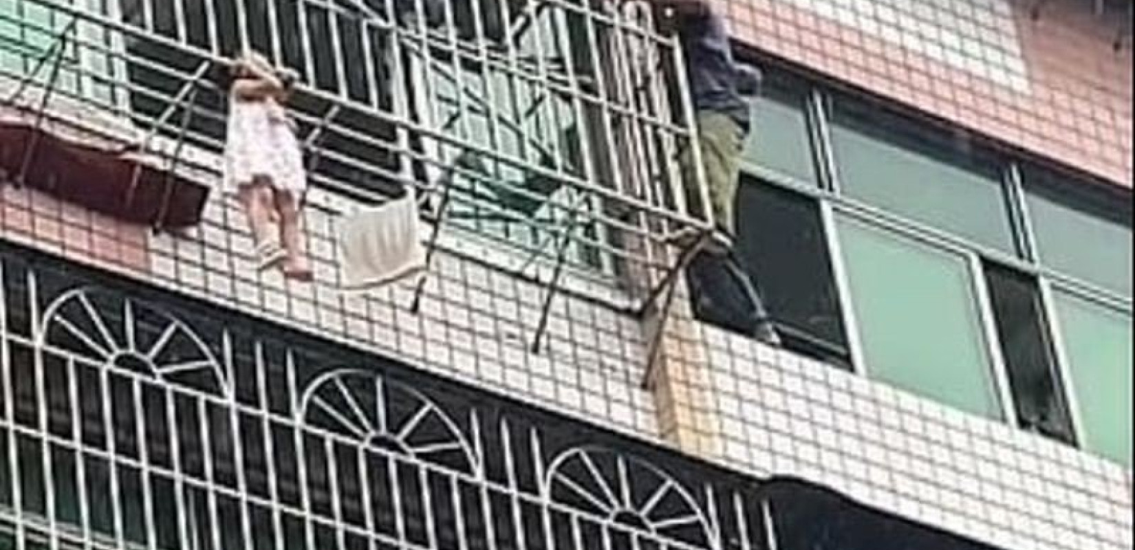 Κίνα: Κόβει την ανάσα το βίντεο με τη διάσωση μικρού κοριτσιού που κρεμόταν από τον 5ο όροφο - Το έσωσαν γείτονες