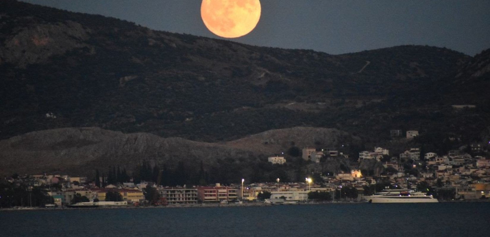 Εντυπωσιάζει η σημερινή «υπερπανσέληνος» - Δείτε φωτογραφίες