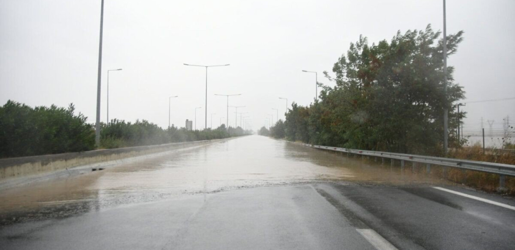 Βυθισμένη στα λασπόνερα η Εθνική Οδός - Μετά τα Τέμπη με μια… βάρκα (βίντεο)
