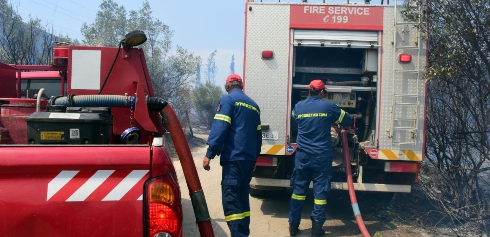 Καμένα Βούρλα: Φωτιά σε δύο μέτωπα σε υψόμετρο 800 μέτρων