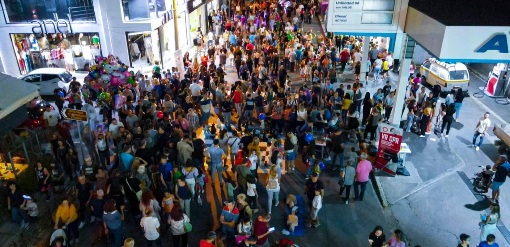 Έσπασε ταμεία η γιορτή αγοράς στον Εύοσμο - Ασύλληπτοι τζίροι με τα καταστήματα να ξεμένουν και από νερό Έσπασε ταμεία η γιορτή αγοράς στον Εύοσμο - Ασύλληπτοι τζίροι με τα καταστήματα να ξεμένουν και από νερό