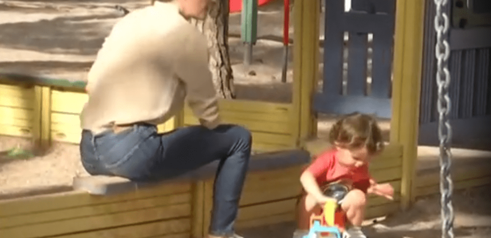 Έφη Αχτσιόγλου: Βόλτα στην παιδική χαρά με το παιδί - «Το παιχνίδι μπορεί να γυρίσει» (βίντεο) Έφη Αχτσιόγλου: Βόλτα στην παιδική χαρά με το παιδί - «Το παιχνίδι μπορεί να γυρίσει» (βίντεο)