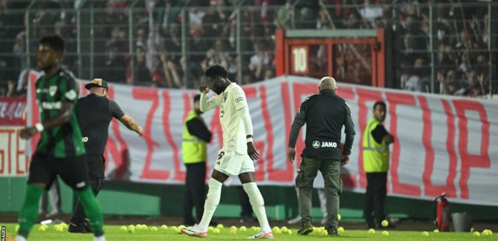 Γερμανία: Οπαδοί της Μπάγερν πέταξαν 185 μπαλάκια τένις για διαμαρτυρία