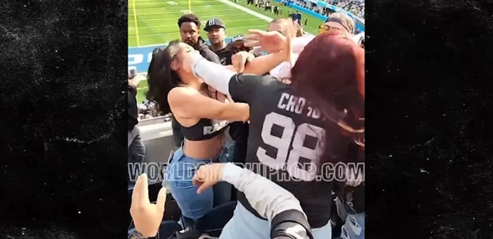 Αδιανόητο μαλλιοτράβηγμα και ξύλο μεταξύ γυναικών σε αγώνα του NFL (βίντεο)
