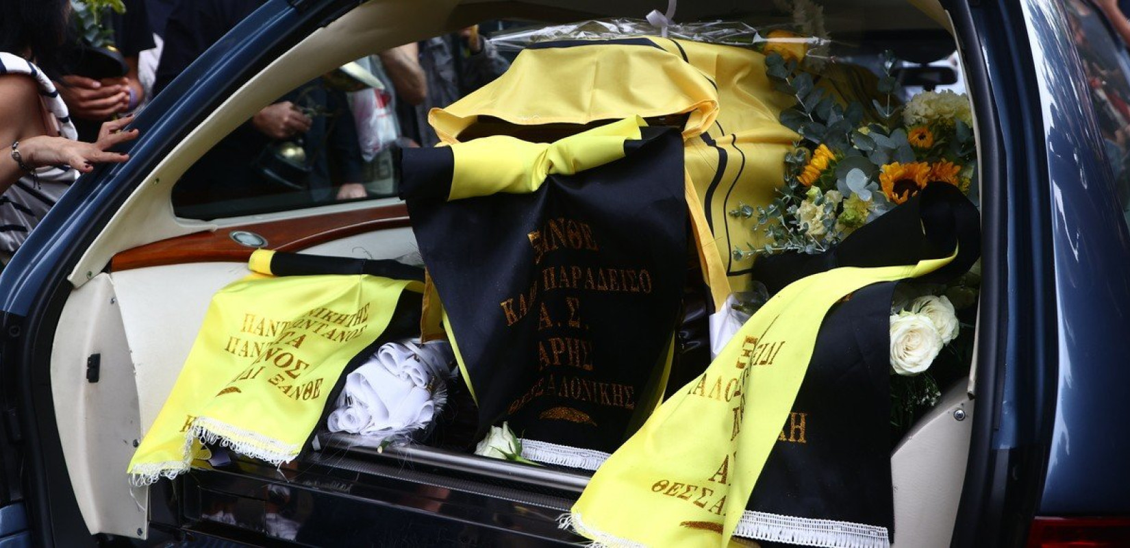 Στο Αλεξάνδρειο Μέλαθρο η σορός του Γιάννη Ιωαννίδη - Το τελευταίο χειροκρότημα στο γήπεδο όπου δοξάστηκε (βίντεο, φωτ.) Στο Αλεξάνδρειο Μέλαθρο η σορός του Γιάννη Ιωαννίδη - Το τελευταίο χειροκρότημα στο γήπεδο όπου δοξάστηκε (βίντεο, φωτ.)