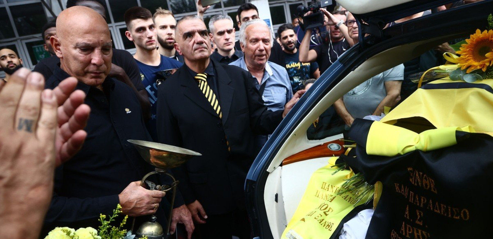 Συγκλονιστική στιγμή στο Παλέ: Τα δάκρυα του Νίκου Γκάλη για τον Γιάννη Ιωαννίδη (βίντεο) Συγκλονιστική στιγμή στο Παλέ: Τα δάκρυα του Νίκου Γκάλη για τον Γιάννη Ιωαννίδη (βίντεο)