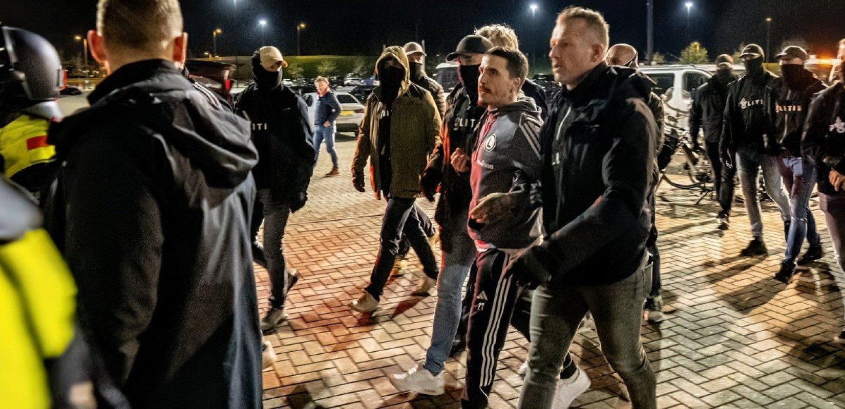 Ένταση μεταξύ Πολωνίας και Ολλανδίας για όσα έγιναν στον αγώνα Άλκμααρ - Λέγκια (βίντεο)