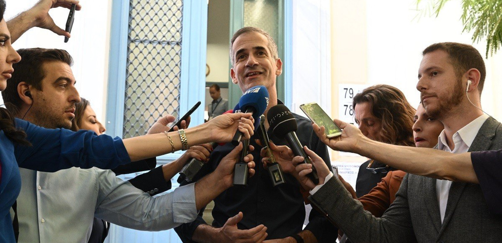 Ψήφισε ο Κώστας Μπακογιάννης - «Ψηφίζουμε για το σπίτι μας, ψηφίζουμε για τη γειτονιά μας»