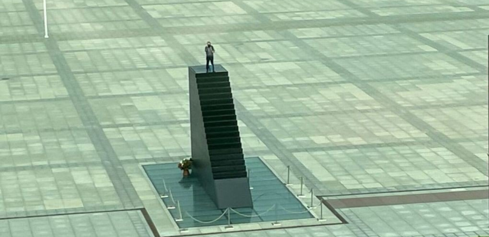 Πολωνία: άνδρας απειλεί να ανατιναχθεί σε πλατεία της Βαρσοβίας - Δείτε βίντεο