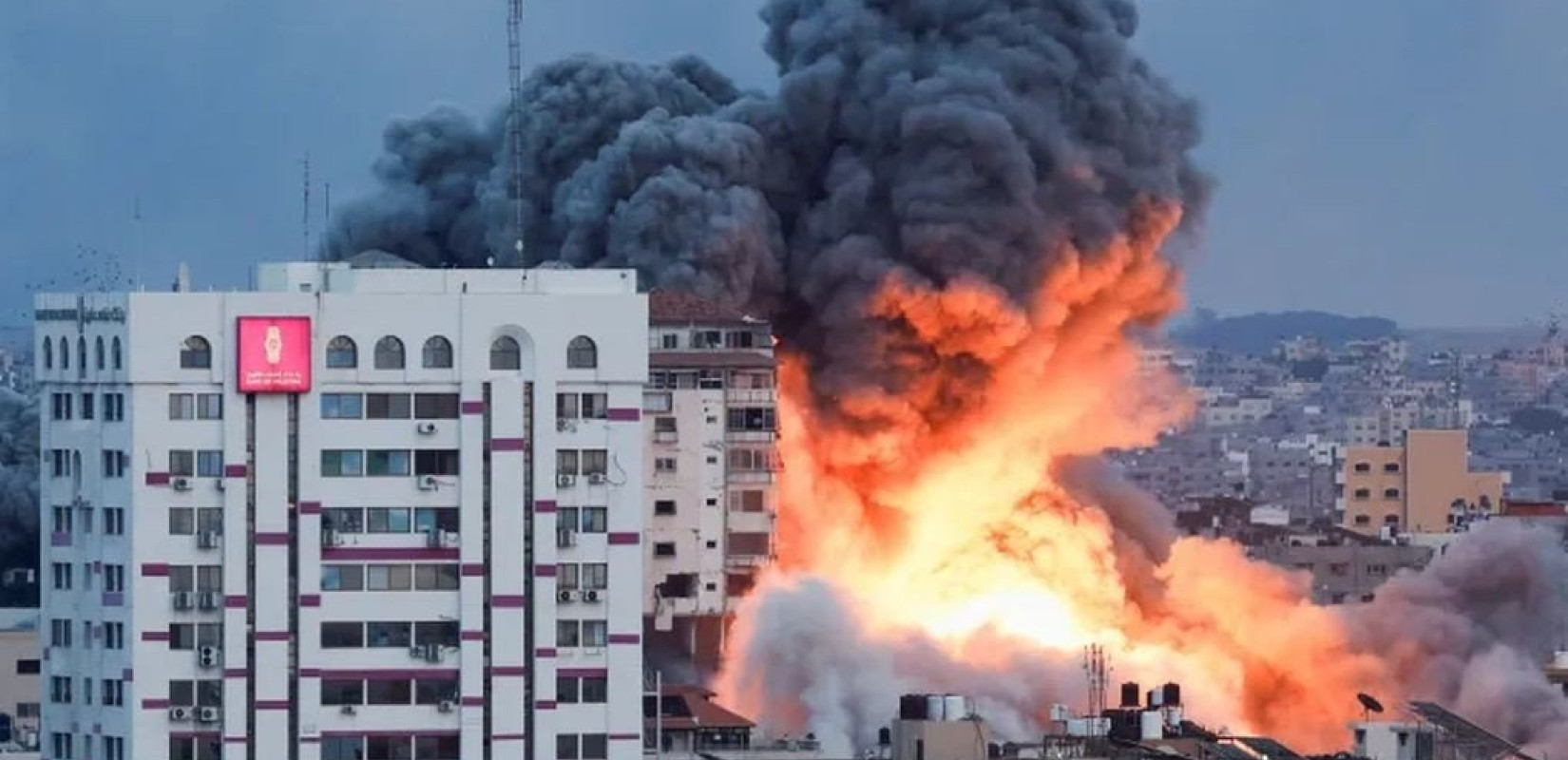 Γάζα: Μαχητικά αεροσκάφη και άρματα μάχης του Ισραήλ ισοπέδωσαν κτίρια κατοικιών