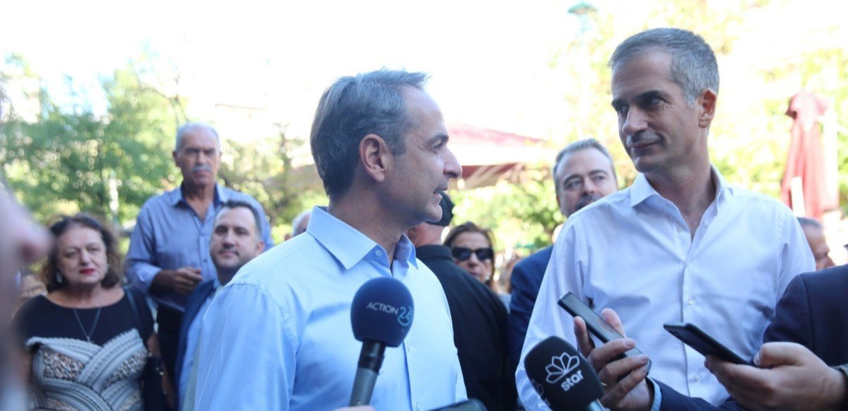Βόλτα «στήριξης» του Κ. Μητσοτάκη με τον Κ. Μπακογιάννη στην πλατεία Βικτωρίας (φωτ.) Βόλτα «στήριξης» του Κ. Μητσοτάκη με τον Κ. Μπακογιάννη στην πλατεία Βικτωρίας (φωτ.)