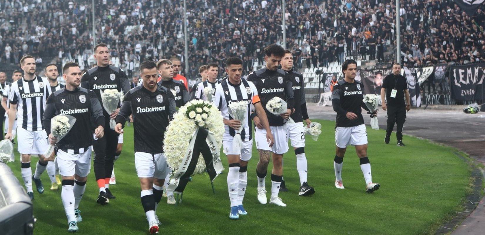 «Aδέρφια ζείτε»: Οι φίλοι του ΠΑΟΚ δεν ξέχασαν τα αδικοχαμένα «αετόπουλα» (βίντεο)