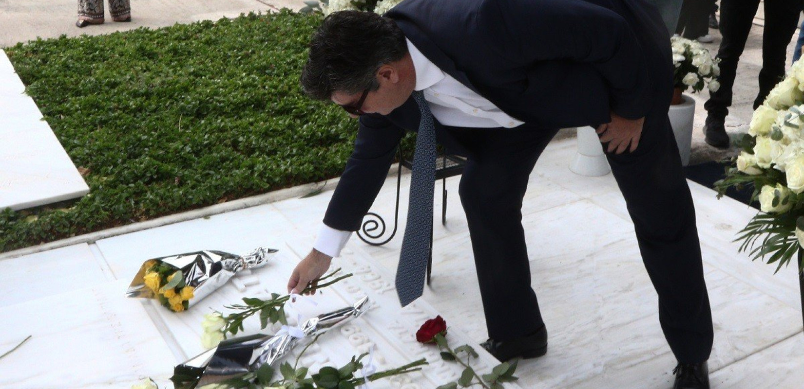 Φώφη Γεννηματά: Πλήθος κόσμου άφησε λουλούδια στο μνημόσυνό της (βίντεο & φωτ.)