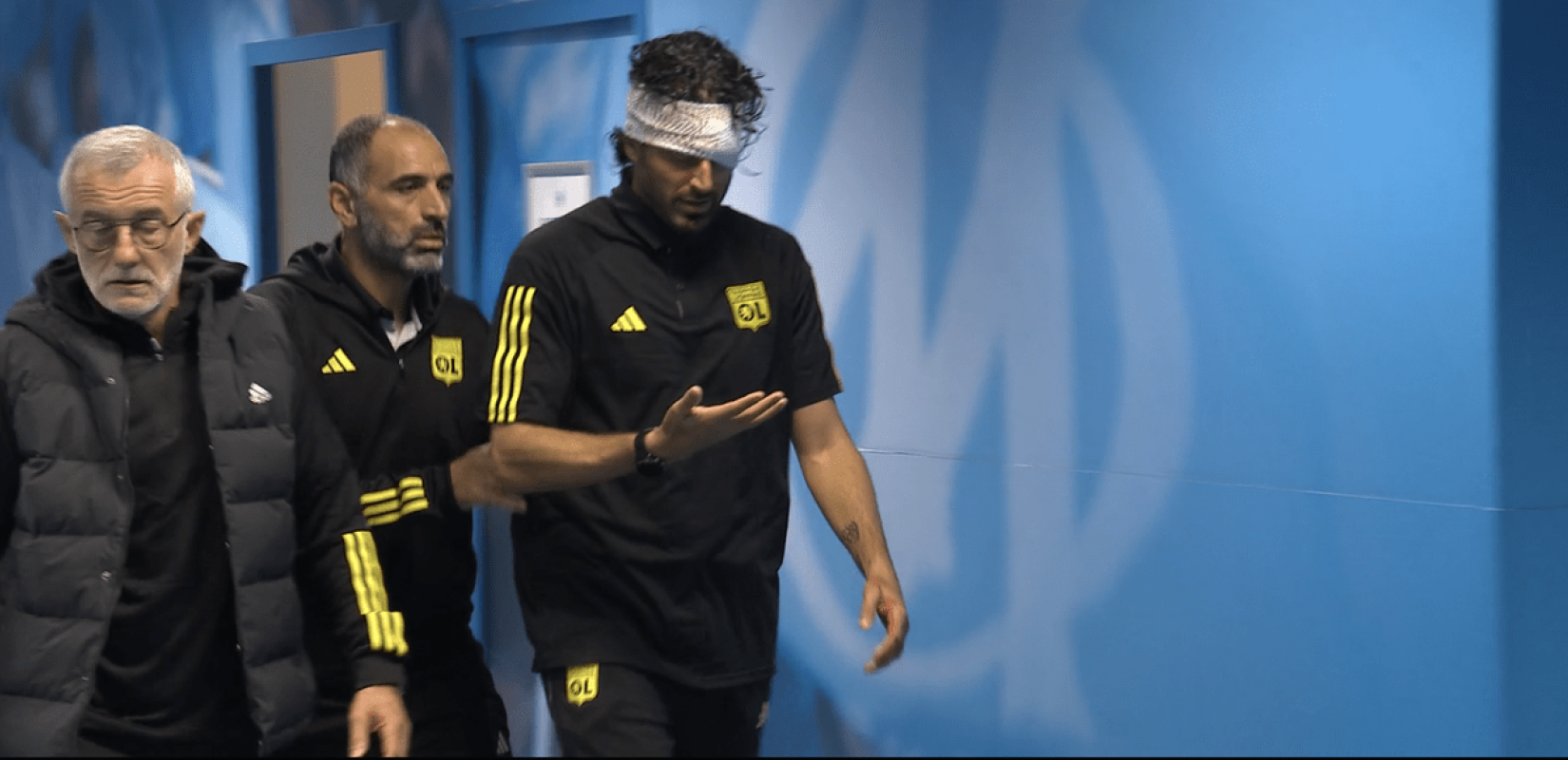 Γαλλία: Επίθεση με πέτρες στο λεωφορείο της Λιόν από χούλιγκαν της Μαρσέιγ - Αιμόφυρτος ο προπονητής Φάμπιο Γκρόσο (βίντεο)