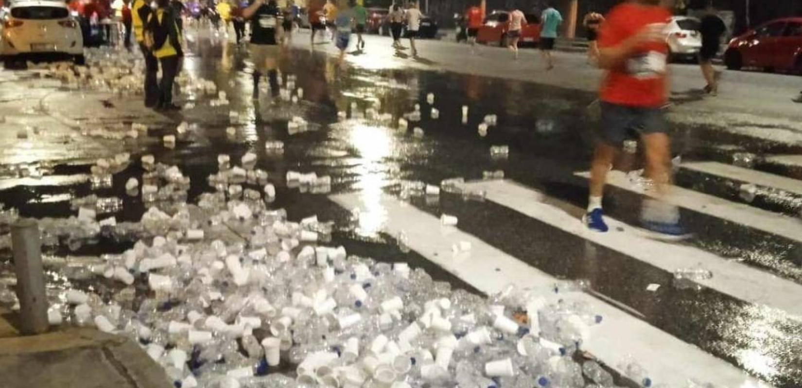 Θεσσαλονίκη: Τα σκουπίδια που άφησε πίσω του ο Διεθνής Νυχτερινός Ημιμαραθώνιος - Δείτε εικόνες