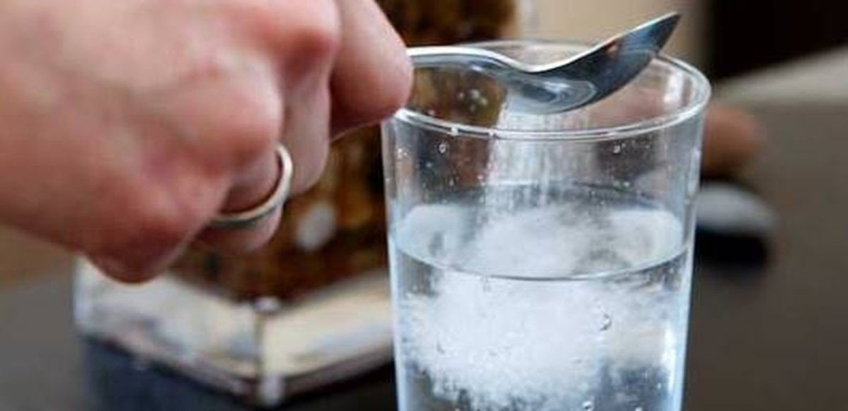 Οι γαργάρες με αλατόνερο μπορεί να βοηθήσουν στην πρόληψη της νοσηλείας για Covid-19