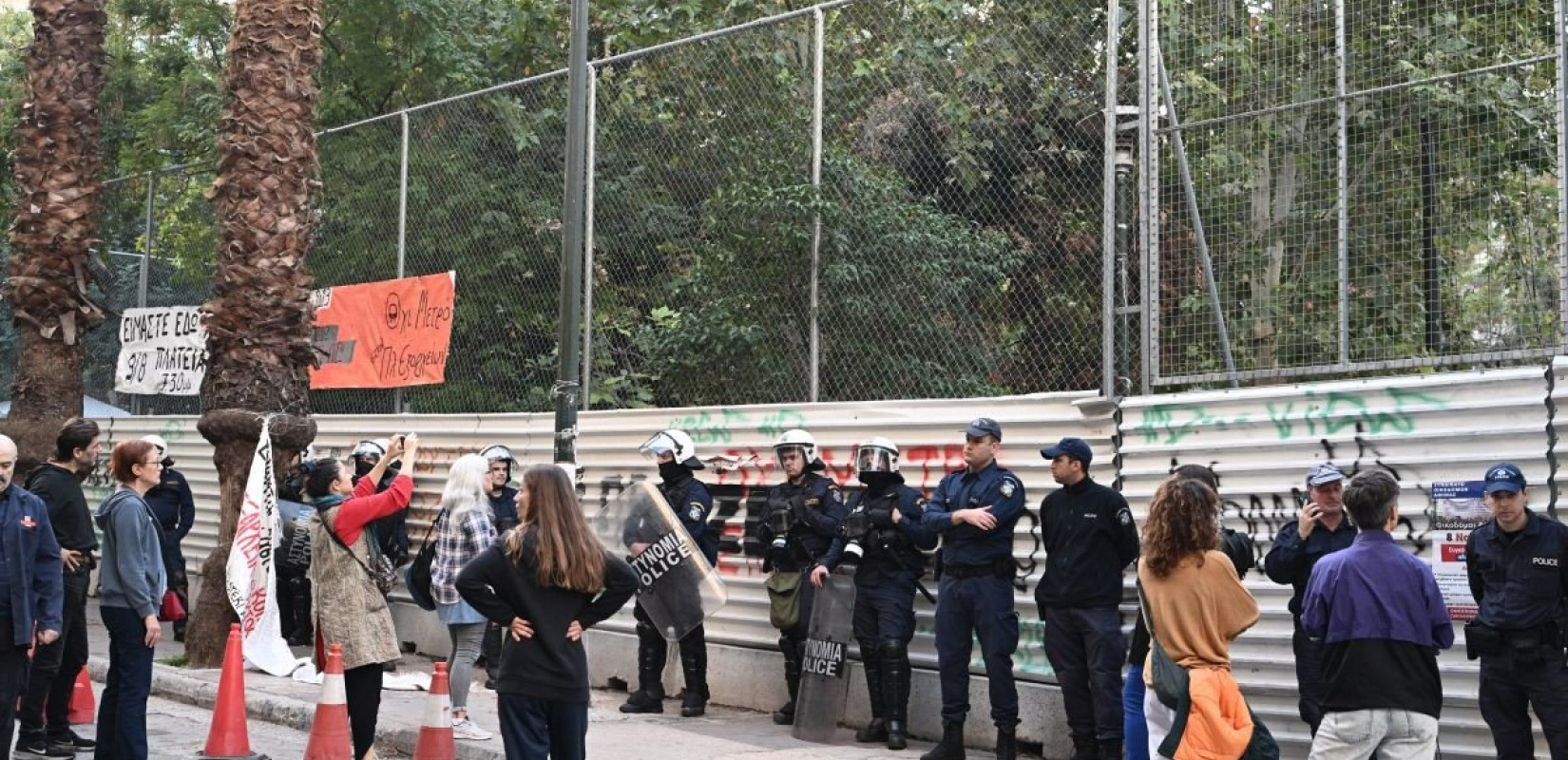 Ένταση στα Εξάρχεια: Αντιδράσεις για τα συνεργεία που κόβουν δέντρα για την κατασκευή του μετρό (βίντεο, φωτ.) Ένταση στα Εξάρχεια: Αντιδράσεις για τα συνεργεία που κόβουν δέντρα για την κατασκευή του μετρό (βίντεο, φωτ.)