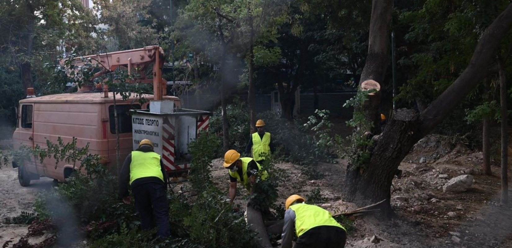 Νέα ένταση στα Εξάρχεια με πολίτες για την κοπή των δέντρων - Τέσσερις προσαγωγές (βίντεο) Νέα ένταση στα Εξάρχεια με πολίτες για την κοπή των δέντρων - Τέσσερις προσαγωγές (βίντεο)