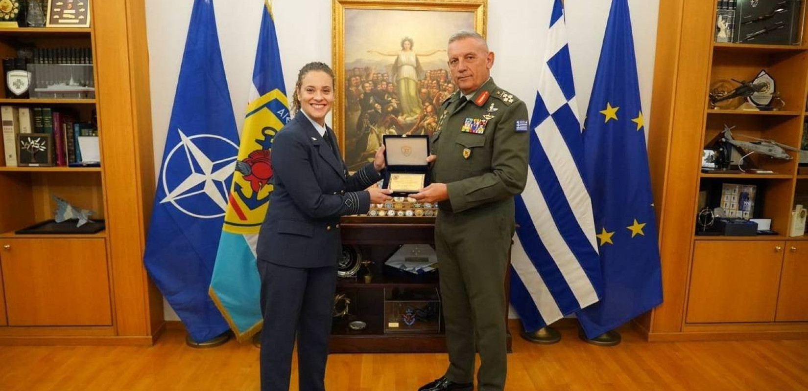 ΓΕΕΘΑ: Βράβευση της Ελληνίδας αξιωματικού που έσωσε άτομο σε επιληπτική κρίση στις ΗΠΑ