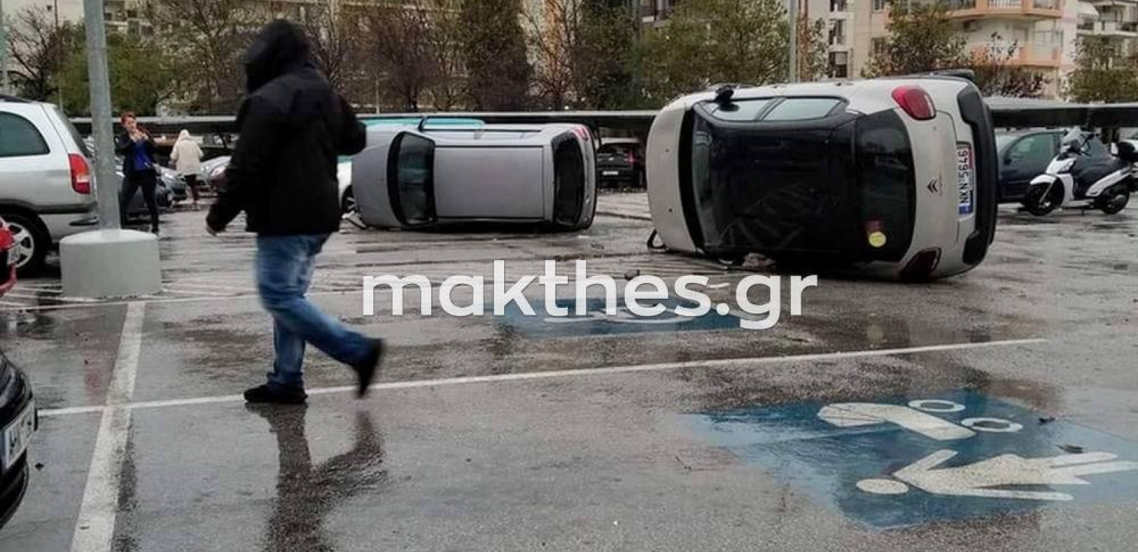 Απίστευτη εικόνα στην Ξάνθη: Ο αέρας ανέτρεψε αυτοκίνητα σε χώρο στάθμευσης - Δείτε φωτογραφίες και βίντεο