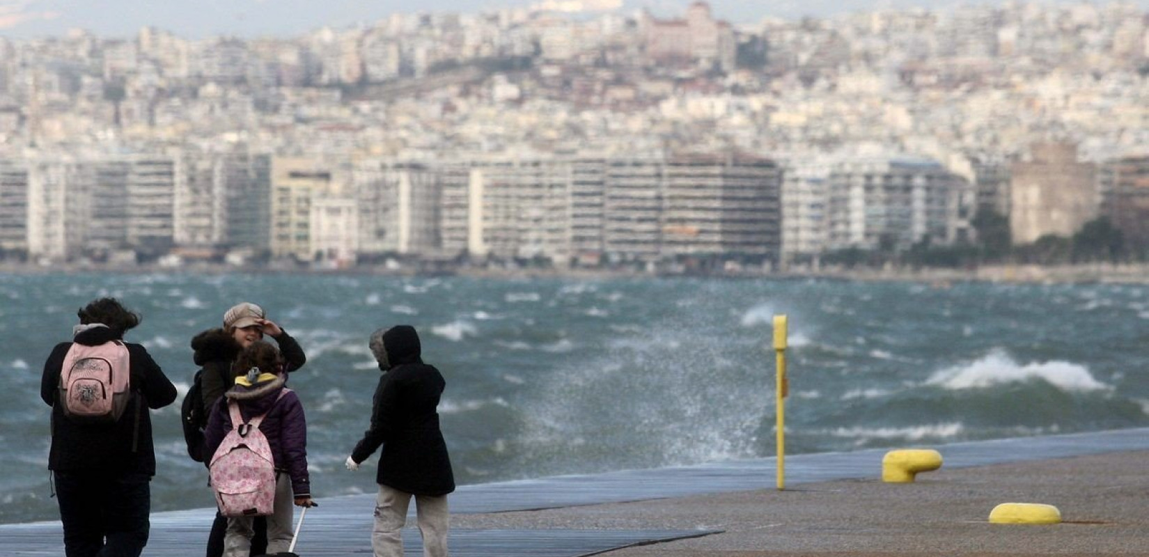 Καιρός: Ψυχρή εισβολή με πτώση θερμοκρασίας και θυελλώδεις ανέμους