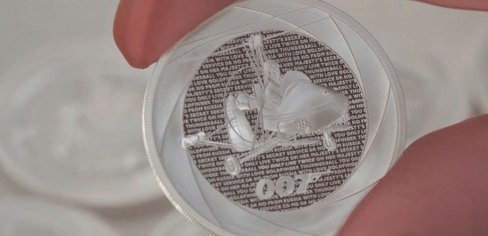 Με συλλεκτικό νόμισμα γιορτάζει η Βρετανία τα 60 χρόνια του Τζέιμς Μποντ (βίντεο)