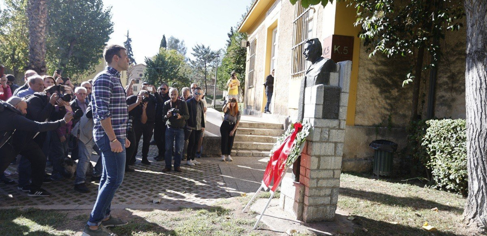 ΣΥΡΙΖΑ: Πρόεδρος και νεολαία για πρώτη φορά κατέθεσαν ξεχωριστά στεφάνια για το Πολυτεχνείο (βίντεο, φωτ.) ΣΥΡΙΖΑ: Πρόεδρος και νεολαία για πρώτη φορά κατέθεσαν ξεχωριστά στεφάνια για το Πολυτεχνείο (βίντεο, φωτ.)