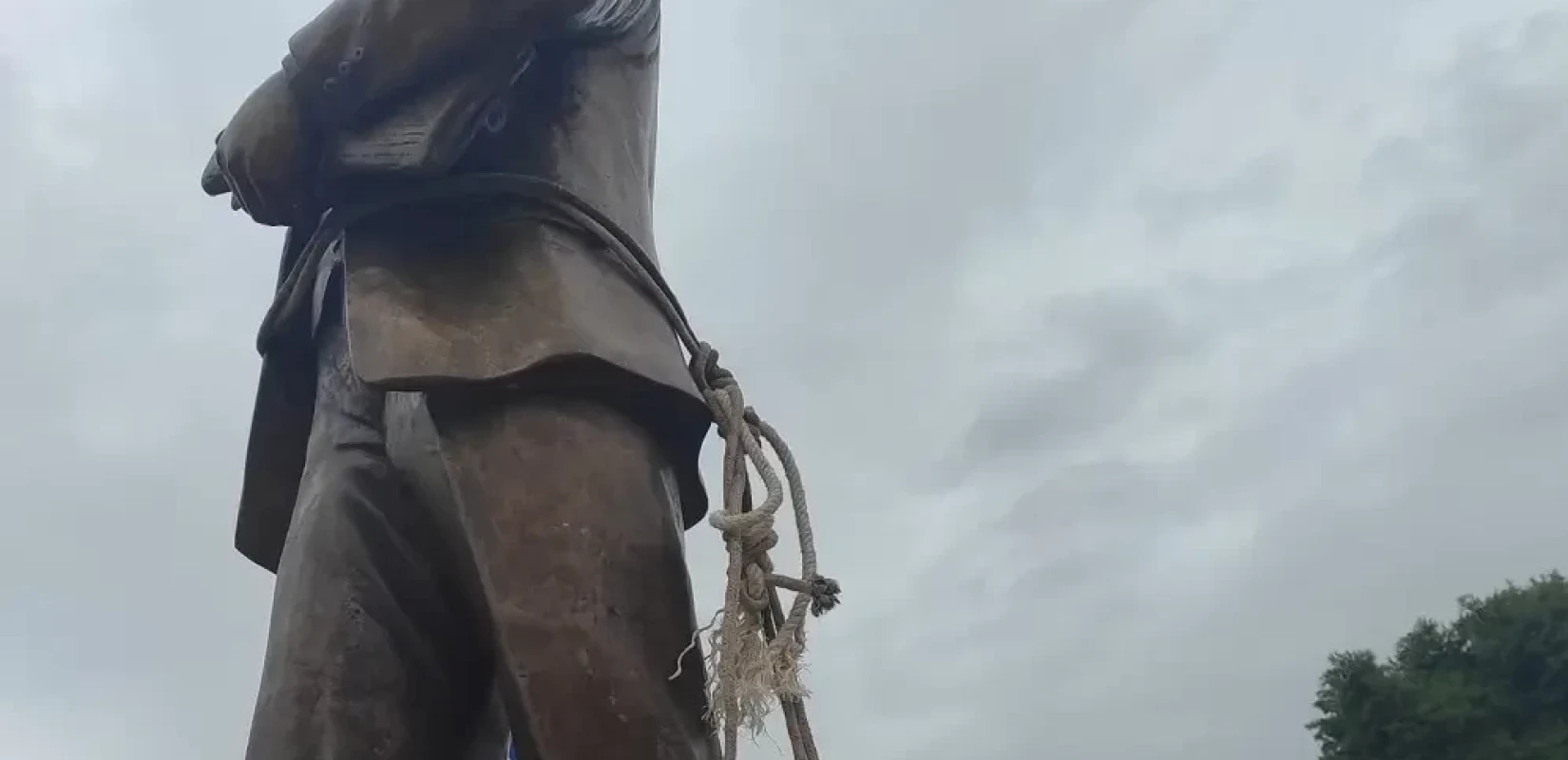 Θεσσαλονίκη: Προσπάθησαν να ρίξουν με σχοινί το άγαλμα του ​​​​Νίκου Καπετανίδη