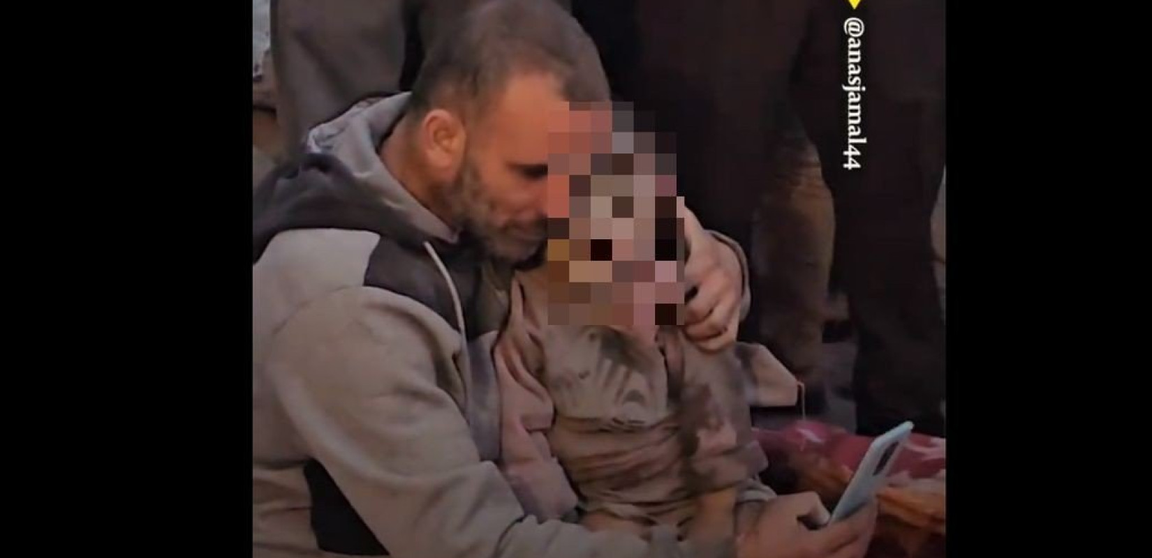 Εικόνες παράνοιας στη Γάζα μετά από βομβαρδισμό σχολείου του ΟΗΕ: Πατέρας βγάζει selfie με το νεκρό παιδί του (βίντεο)
