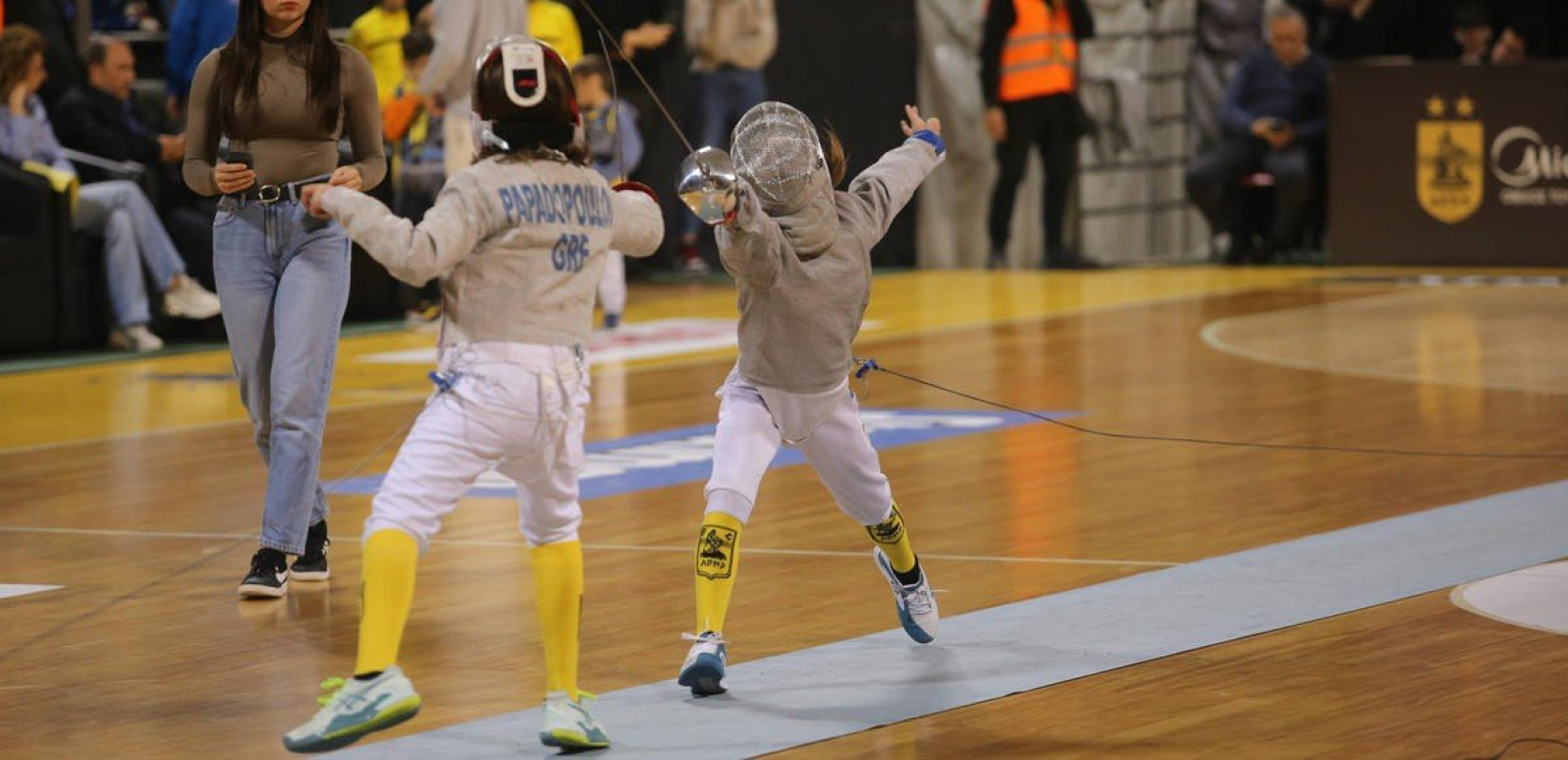 Επίδειξη του αθλήματος της ξιφασκίας στο ημίχρονο του Άρης - Περιστέρι (βίντεο)