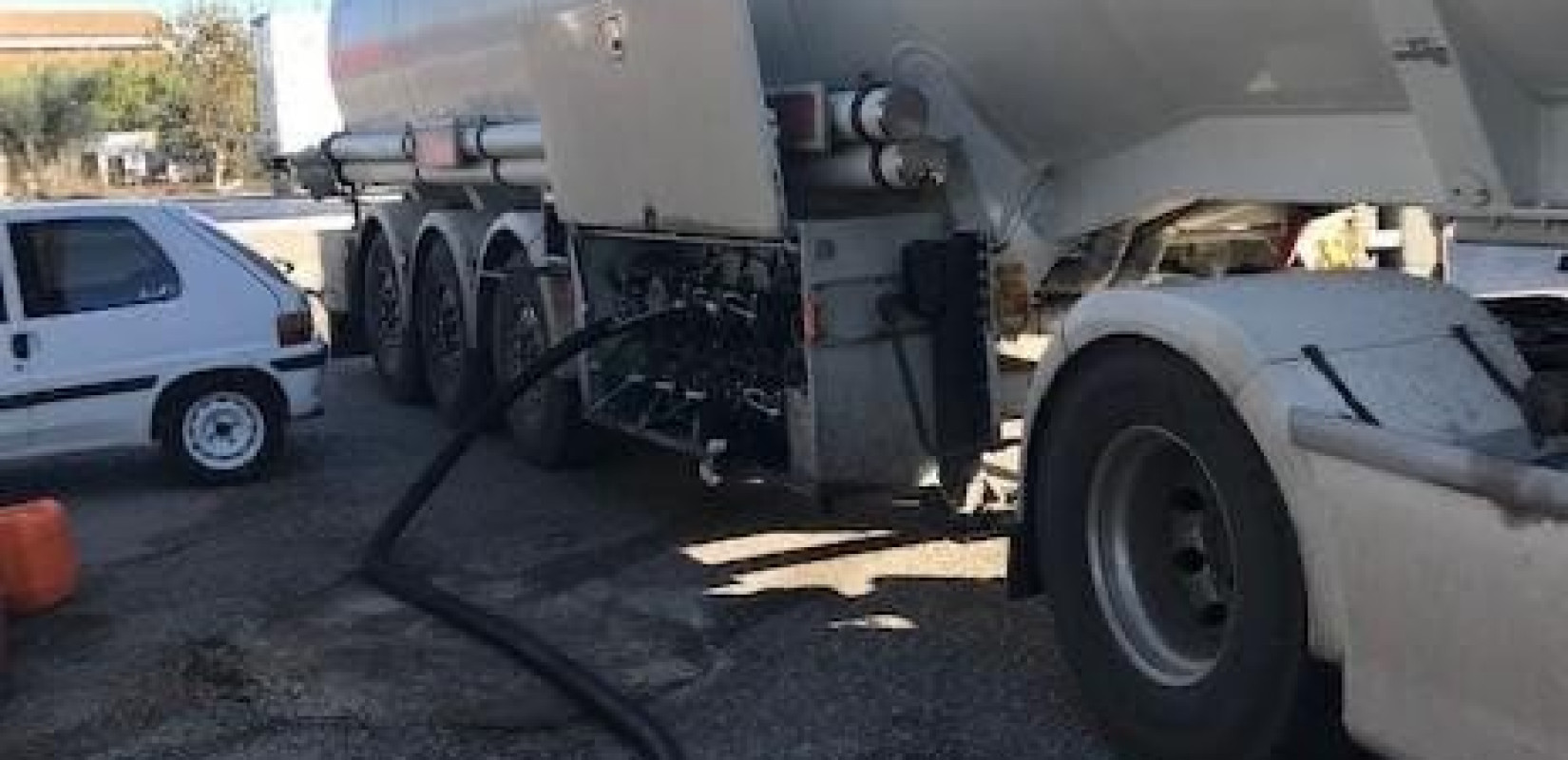 Θεσσαλονίκη: Συνελήφθησαν στη Χαλκηδόνα για παράνομη διακίνηση καυσίμων - Δεκάδες λίτρα πετρελαίου κατασχέθηκαν