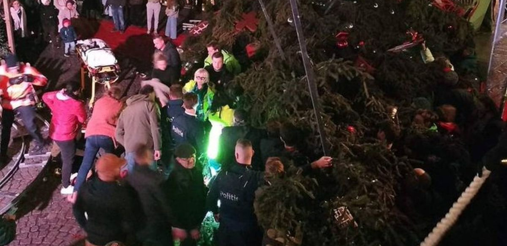 Βέλγιο: 63χρονη τραυματίστηκε θανάσιμα από Χριστουγεννιάτικο δέντρο - Το παρέσυραν ισχυροί άνεμοι (βίντεο)
