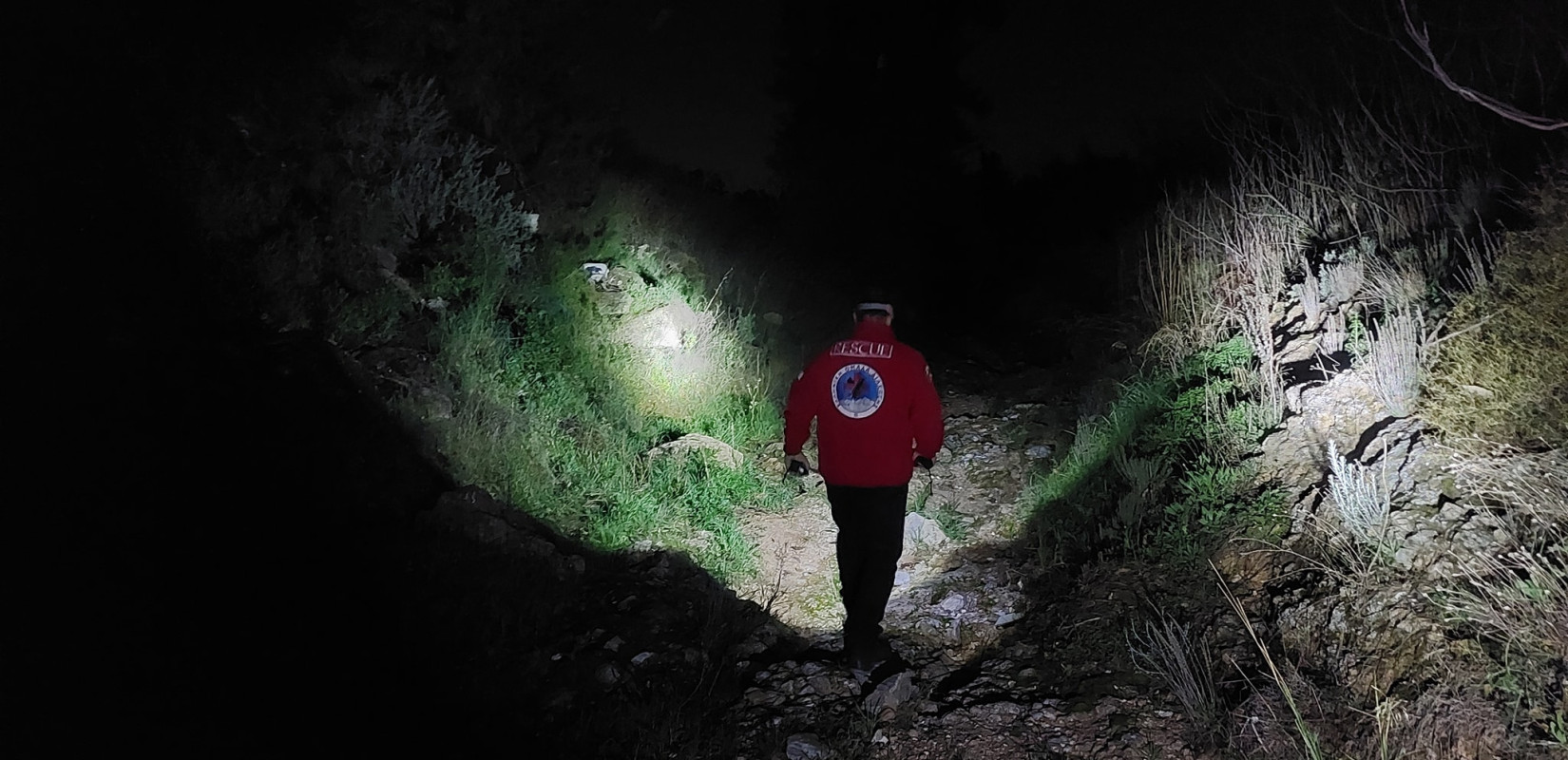 Αγωνία στα Βαρδούσια: ΕΜΑΚ και θερμικές κάμερες «σαρώνουν» το βουνό για τους τρεις αγνοούμενους ορειβάτες