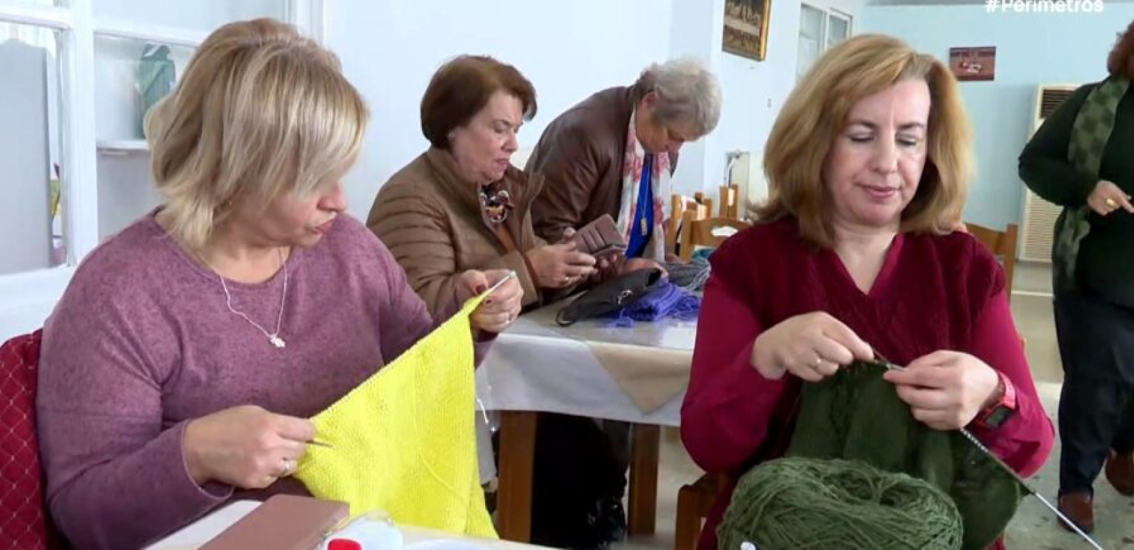 Χιώτισσες πλέκουν σκουφιά για τους μαθητές του Παλαμά Καρδίτσας (βίντεο)