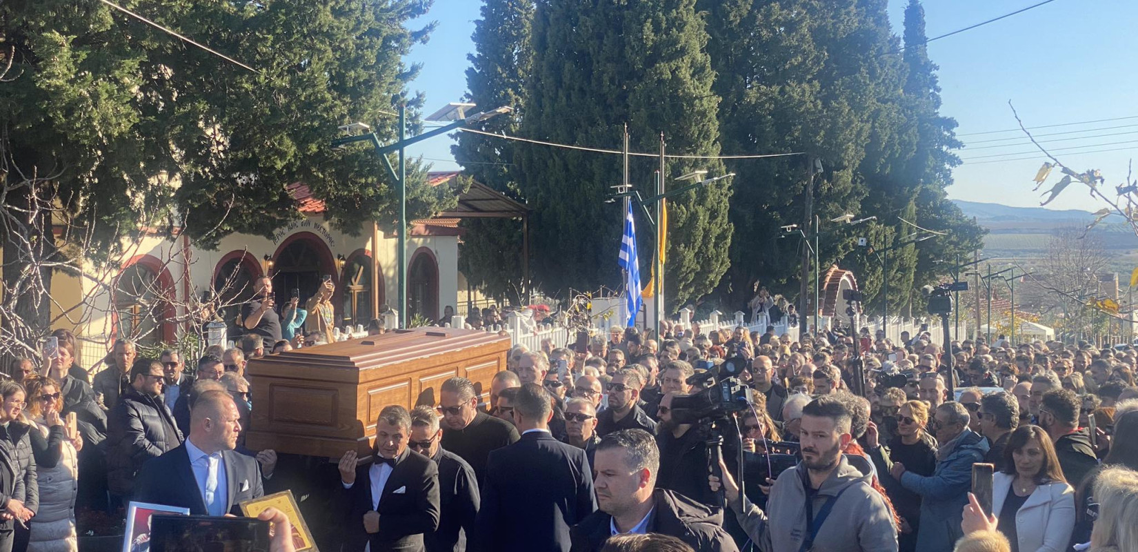 Κοκκινοχώρι Καβάλας: Βούλιαξε το χωριό στο τελευταίο αντίο στο Βασίλη Καρρά - Ποιοι επώνυμοι έδωσαν το παρών (βίντεο, φωτ.)