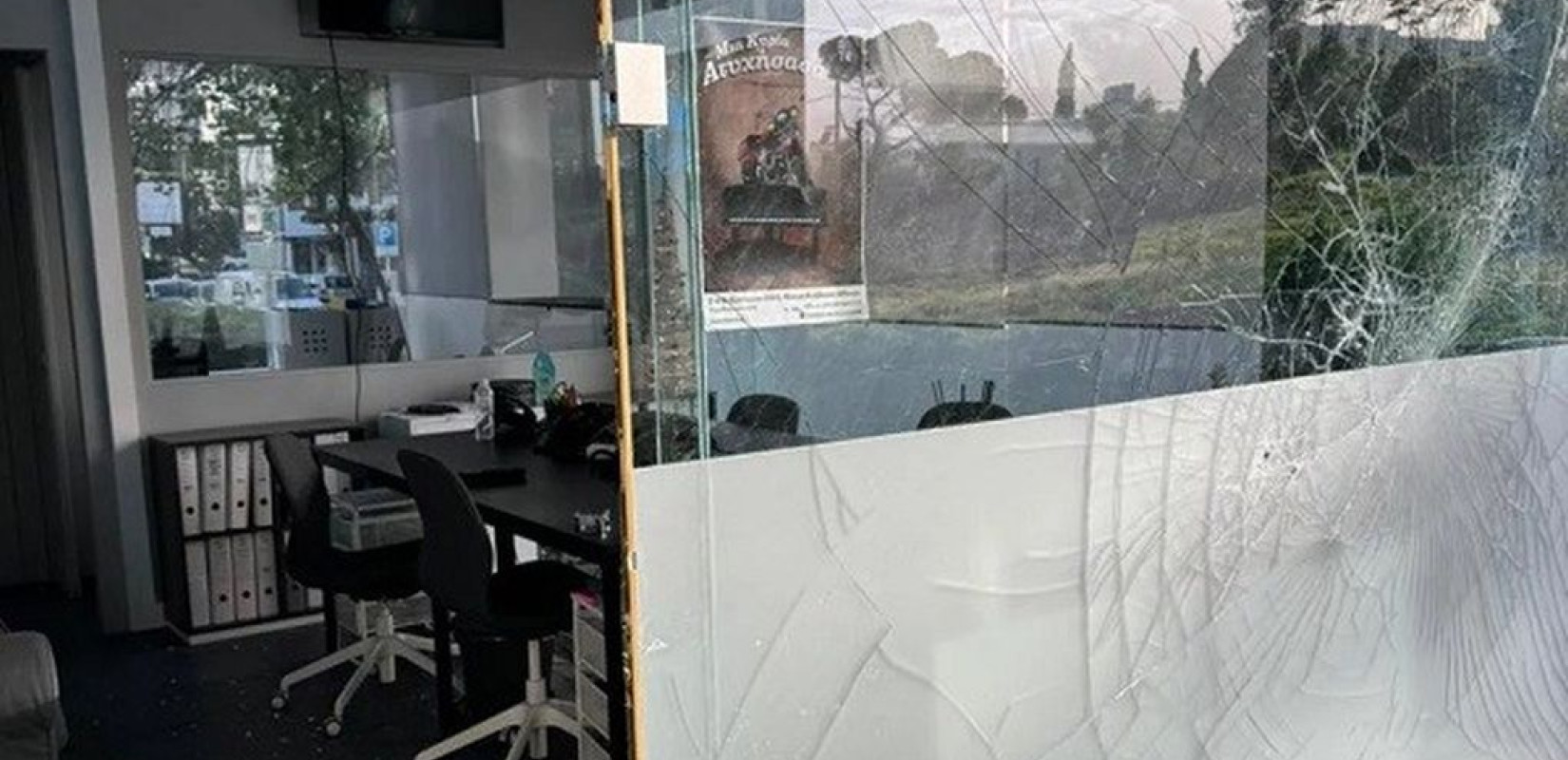 Κεραυνός χτύπησε υποσταθμό του ΔΕΔΔΗΕ και διέλυσε τζαμαρίες γραφείων στο Ψυχικό (φωτ.) Κεραυνός χτύπησε υποσταθμό του ΔΕΔΔΗΕ και διέλυσε τζαμαρίες γραφείων στο Ψυχικό (φωτ.)