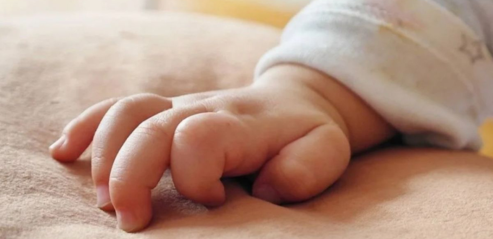 Βρέφος 9 μηνών με μώλωπες στο Παίδων - Τι ισχυρίζονται οι γονείς του