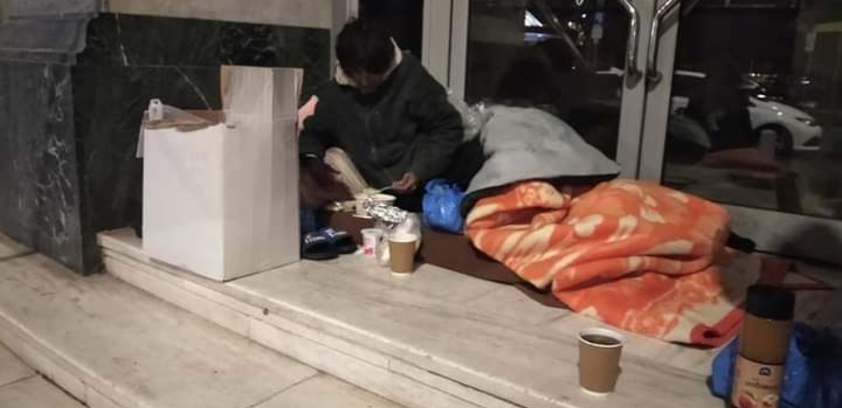 Μυστήριος θάνατος αστέγου σε εστιατόριο της Αθήνας - Εργαζόμενοι τον μετέφεραν εκτός για να αποπροσανατολίσουν τις Αρχές